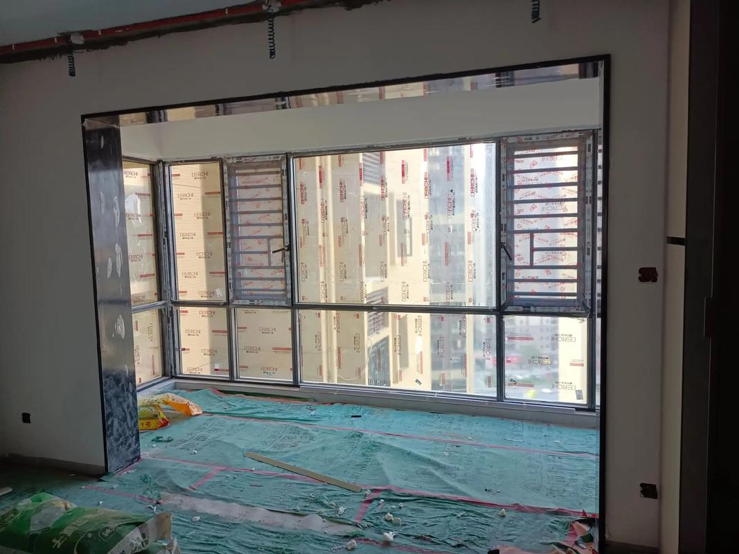 铝合金封窗与阳台全包套 从施工现场看金属门窗工程的品质之道